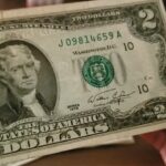 🎟️⭐ Descubre la rareza del billete de 2 dólares de 1976 y su valor actual 💰