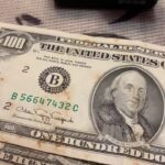📜💲 Descubre la historia del billete viejo de 100 dólares: ¿Qué secretos esconde?